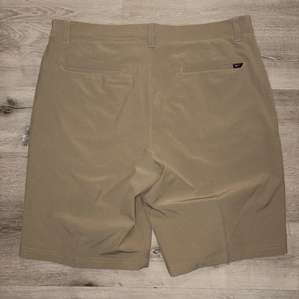 Nike Dri Fit Khaki Style Golf Shorts Regular Fit Men's Size 35 Light Brown